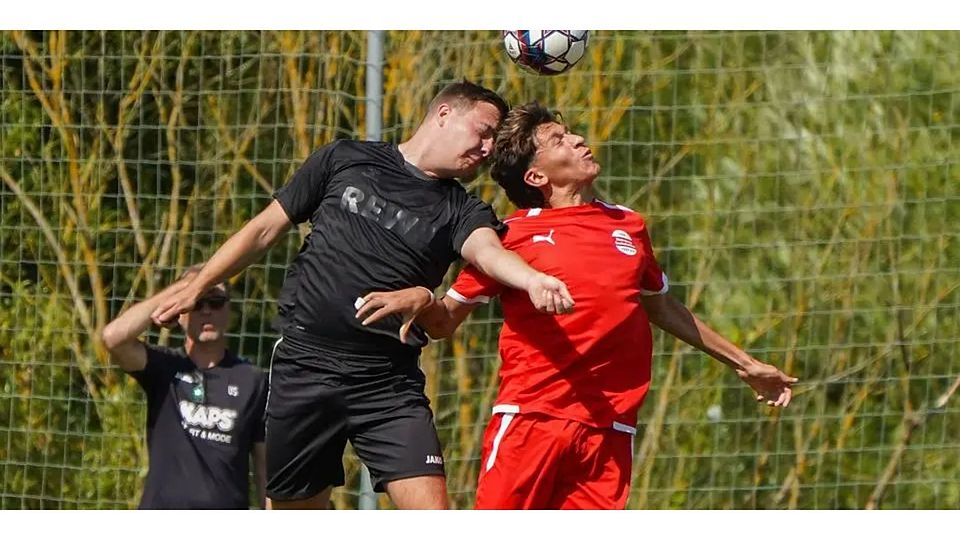 Nur eine Halbzeit lang ein Duell auf Augenhöhe: Gökdeniz Karadeniz (r.) und der SSV Sechshelden setzen sich mit 5:0 gegen Justin Eiselt und die SG Ehringshausen/Dillheim durch. © Isabel Althof
