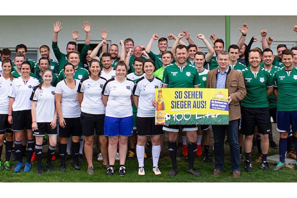 Gemeinsam jubeln und feiern sie ihren Wahnsinnssieg: Die Spielerinnen und Spieler des FC Aunkirchen, sowie ihr Vorstand Markus Krenn (4. v. r.), erhielten von GRAF ARCO-Kundenberater Jürgen Rummel (3. v. r.) den begehrten Gutschein über 100 Liter Freibier.