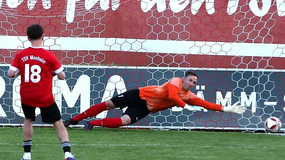 Offingens Keeper Fabian Kuchenbaur macht sich ganz lang. Im Elfmeterschießen gegen den TSV Monheim hielt er drei Schüsse, dieser Schuss von David Dworschak (18) ist allerdings unerreichbar.