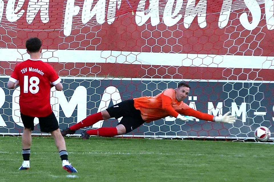 Offingens Keeper Fabian Kuchenbaur macht sich ganz lang. Im Elfmeterschießen gegen den TSV Monheim hielt er drei Schüsse, dieser Schuss von David Dworschak (18) ist allerdings unerreichbar.