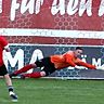 Offingens Keeper Fabian Kuchenbaur macht sich ganz lang. Im Elfmeterschießen gegen den TSV Monheim hielt er drei Schüsse, dieser Schuss von David Dworschak (18) ist allerdings unerreichbar.