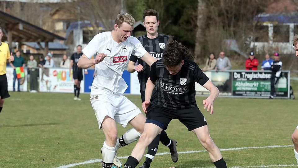 Eine ausgezeichnete Leistung zeigte – trotz eines Eigentors – der Lenggrieser Max Angermeier (li.)