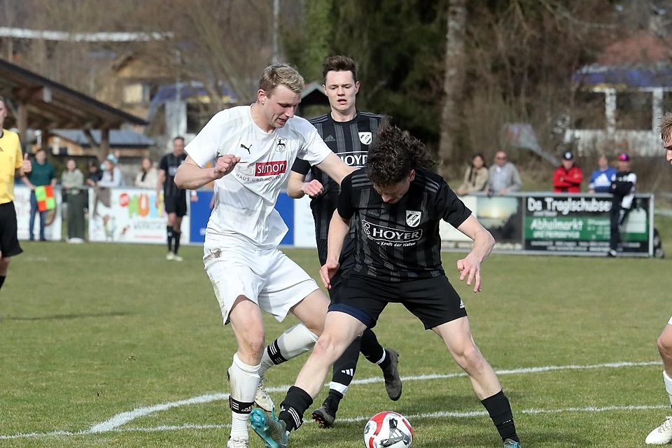 Eine ausgezeichnete Leistung zeigte – trotz eines Eigentors – der Lenggrieser Max Angermeier (li.)