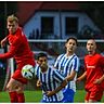 Dreifacher Torschütze für den TSV Lengfeld: Nico Quaadt (links) springt höher als der Kleestädter Daniel Souto.	Foto: Guido Schiek