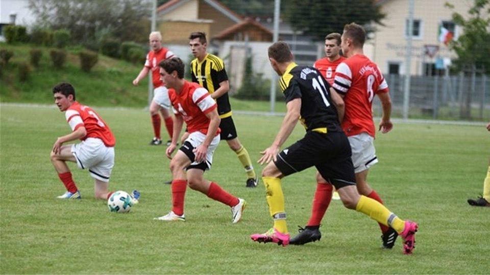 Der TSV Neustadt (gelb-schwarz) kassierte seine zweite Saisonniederlage, auch Sandharlanden (in rot) verlor am Sonntag. Archivfoto: Stöcker