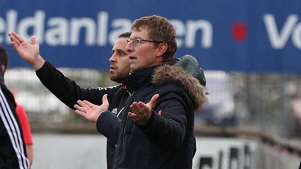 Engagiert an der Außenlinie: der neue Co-Trainer Patric Muders (vorn) und Hassia-Chefcoach Thomas Eberhardt.