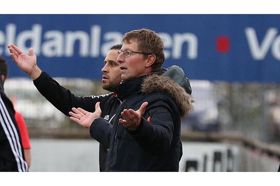 Engagiert an der Außenlinie: der neue Co-Trainer Patric Muders (vorn) und Hassia-Chefcoach Thomas Eberhardt.
