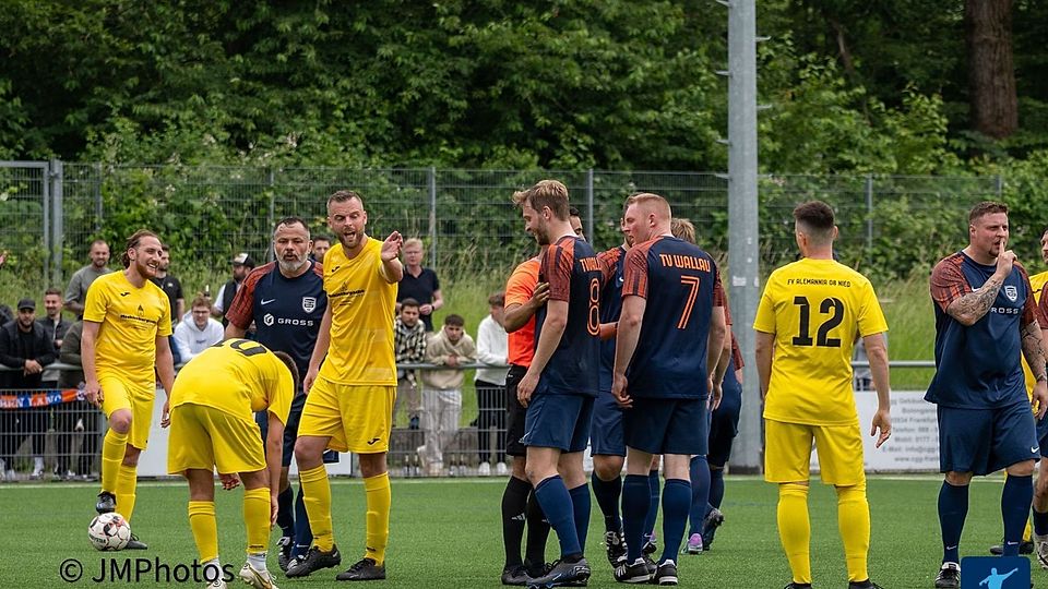 Hitziges Spiel: Im A-Liga-Duell zwischen dem FV Alemannia Nied II und dem TV Wallau wurden gleich Stopp-Maßnahmen ergriffen.