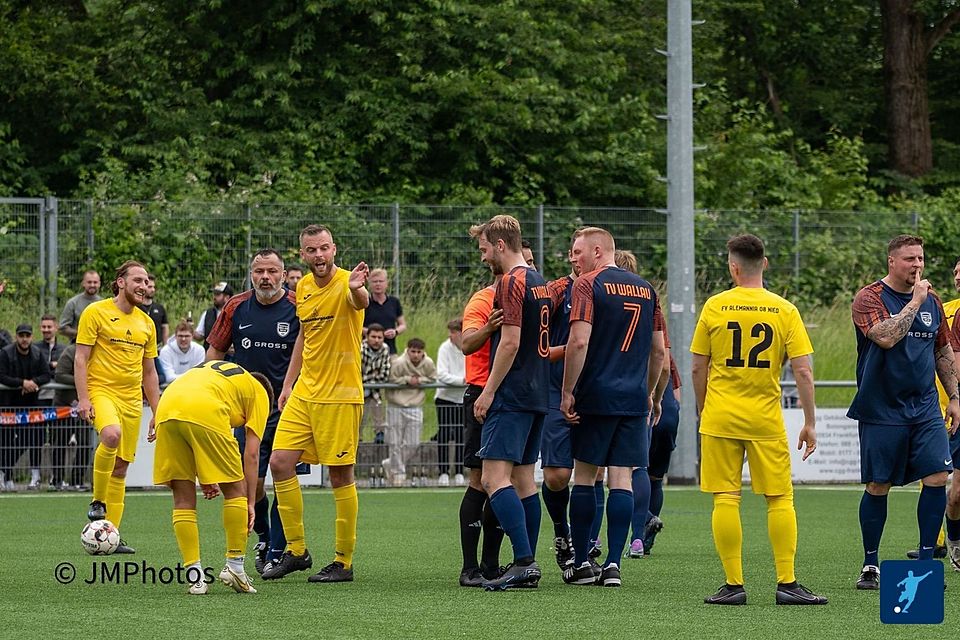 Hitziges Spiel: Im A-Liga-Duell zwischen dem FV Alemannia Nied II und dem TV Wallau wurden gleich Stopp-Maßnahmen ergriffen.