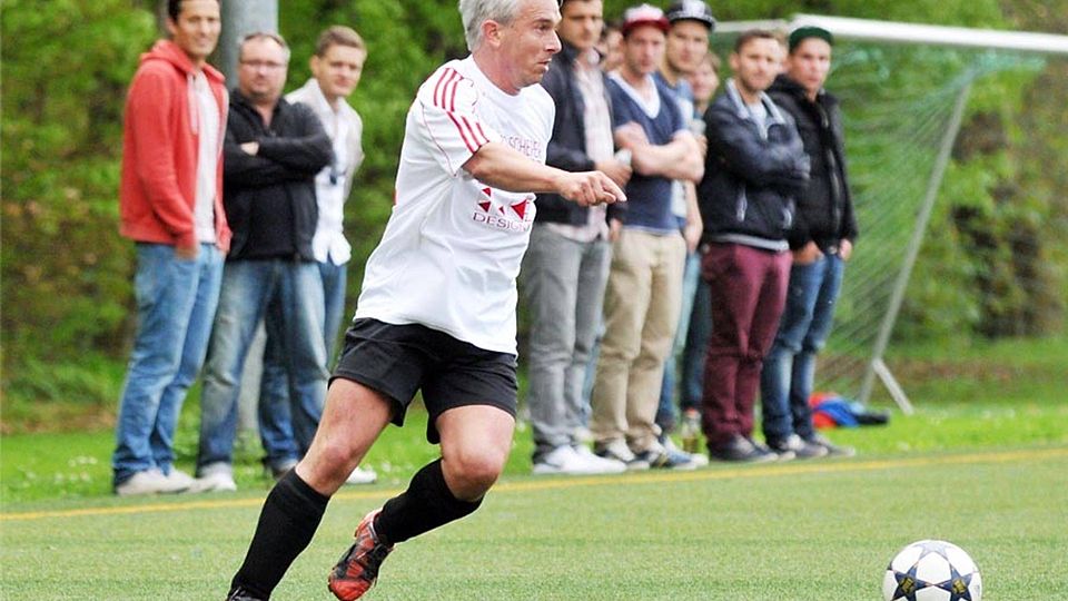 Da staunten die Zuschauer: Beim 0:1 gegen Tabellenführer TSV Wertingen stand der 44-jährige Stefan Taubenberger in der Startelf des TSV Neusäß.	  F.: A. Lode