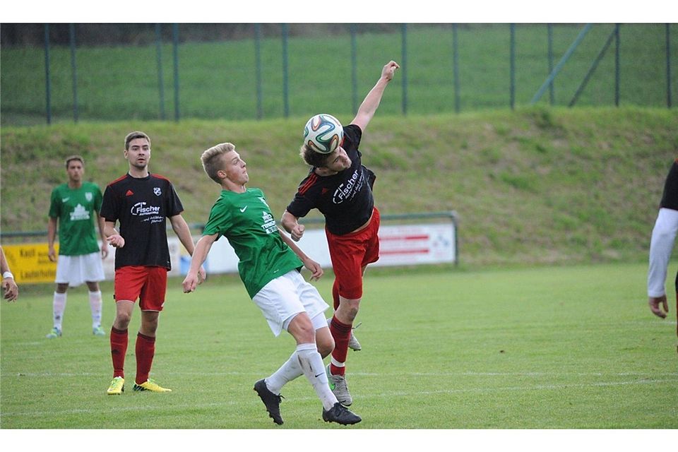 Der TuS Kastl (in Grün) gewann das Kreisliga-Derby gegen die DJK Ursensollen mit 2:0.  Foto: Brückmann