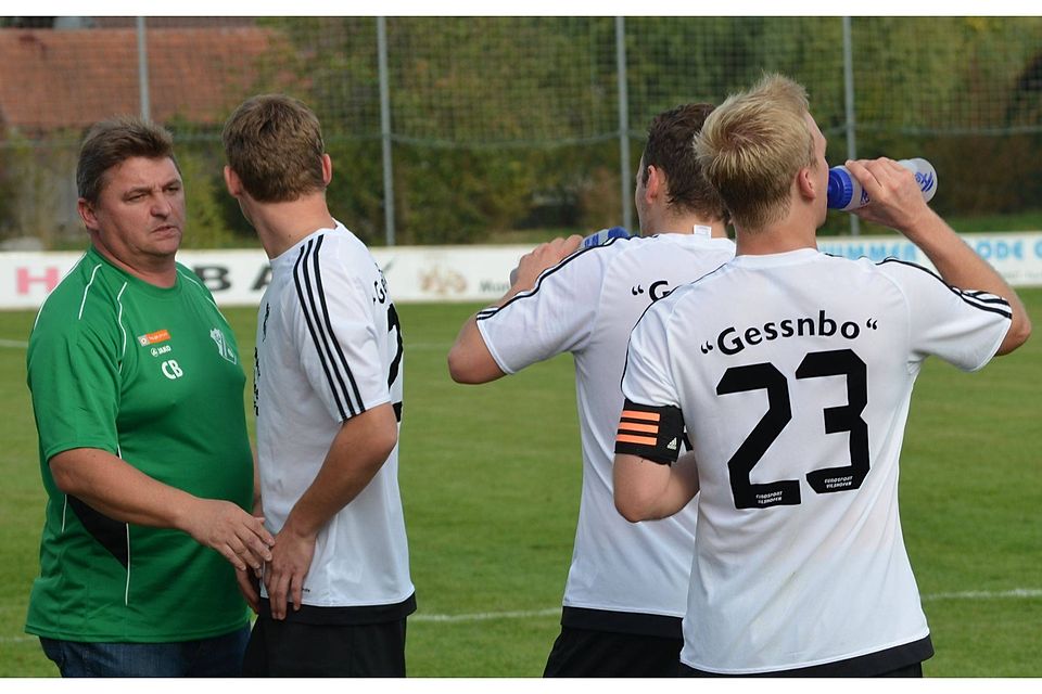 Claus Blech (links) bleibt Trainer beim FC Obergessenbach. &lt;b&gt;F: Höcker&lt;/b&gt;