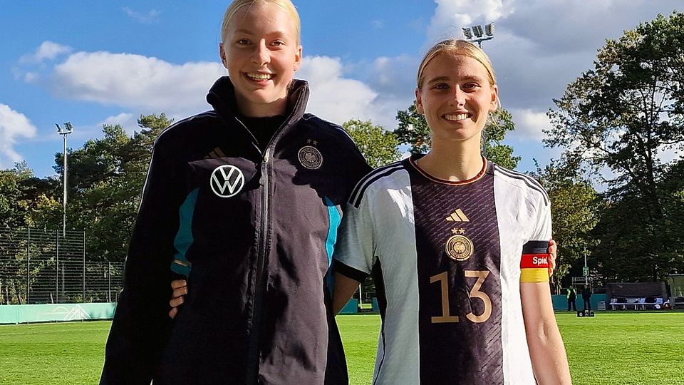 FSV-Spielerinnen Janne Krumme (links) und Merle Hokamp (rechts) im Dress des DFB.