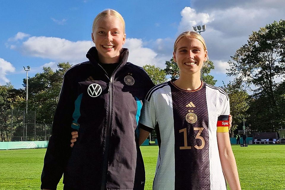 FSV-Spielerinnen Janne Krumme (links) und Merle Hokamp (rechts) im Dress des DFB.