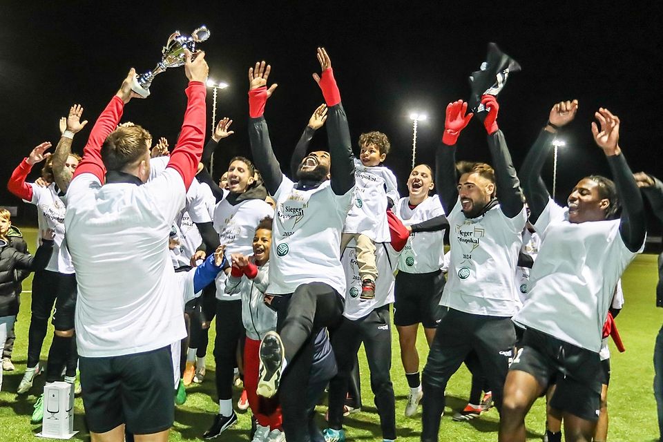 Freude nach dem Finalsieg: Die Spieler von Teutonia Weiden.