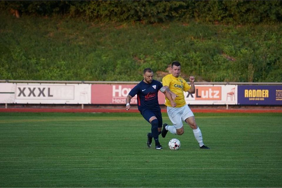 Kapitän Florian Hollerauer und der SV Bruckmühl hatten gegen den  FC Aschheim um Robert Söltl das Nachsehen.