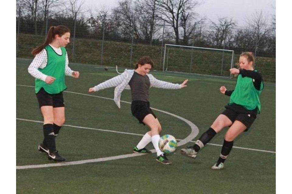 Szene aus dem Training der C-Juniorinnen, wo Mädchen unterschiedlicher Herkunft und Religion gemeinsam Fußball spielen. Foto: hbz / Judith Wallerius