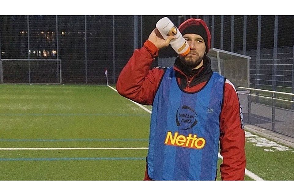 Schluck aus der Pulle! Marco Grüttner während einer Trinkpause beim Training des Jahn Foto: Sascha Janne