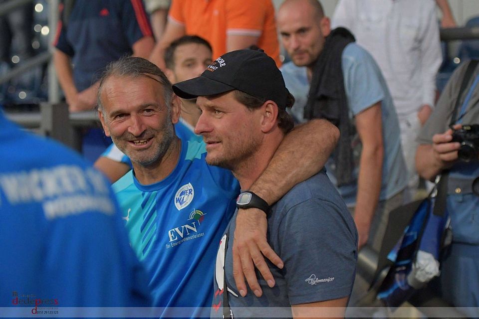 Tomislav Piplica mit dem Ex-BAK-Coach Steffen Baumgart. F: Dedeoglu