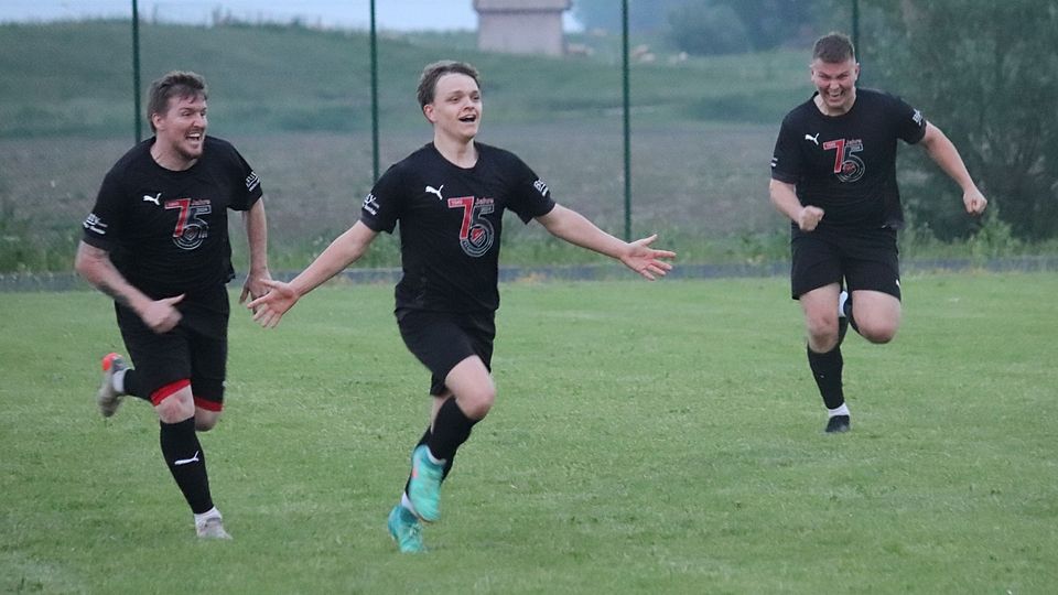 Justin Sladek trifft zum 1:3 - Der Jubel kennt keine Grenzen.