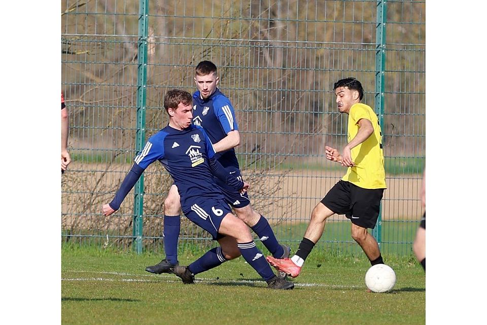 Pfaffen-Schwabenheims Tim Biegner (links) ist eher am Ball als sein Rüdesheimer Gegenspieler. An der Niederlage der Platzherren änderte das nichts.	Foto: Edgar Daudistel