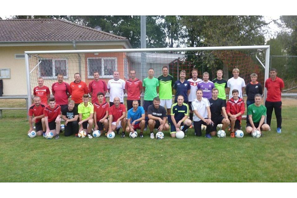 Eine Reihe von Fußballtrainer verschiedener Vereine waren bei einer dezentralen WFV-Lehrgang bei der SG Dettingen. Das Bild zeigten sich die Schulungsteilnehmer mit dem Referenten Stefan Wiest aus Ringschnait (stehend rechts). Foto: privat