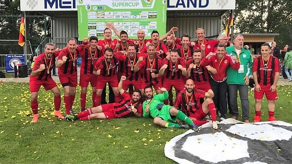 So sehen Sieger aus. Der OSC ließ sich nach dem Gewinn der Deutschen Ü32-Meisterschaft ordentlich feiern. Foto: Umut Kursun