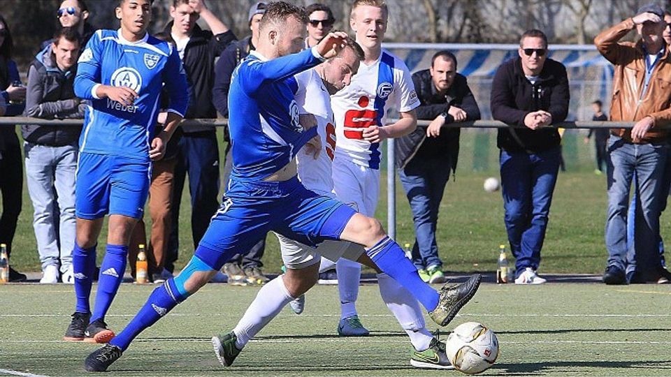 Der Markdorfer Esref Su (vorne, blaues Dress), hier im Zweikampf mit dem Radolfzeller David Galantai, erzielte den einzigen Treffer für die Gehrenbergstädter im Duell mit dem Tabellenführer, der die Partie mit 5:1 gewann. Foto: Karl-Heinz Bodon