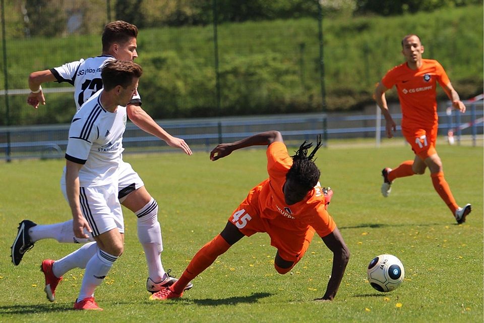Hier noch am Straucheln schwang sich Bocar Djumo (orange) mit seinem Schuss letztlich zum Matchwinner auf (FOTO: Holger Bär)