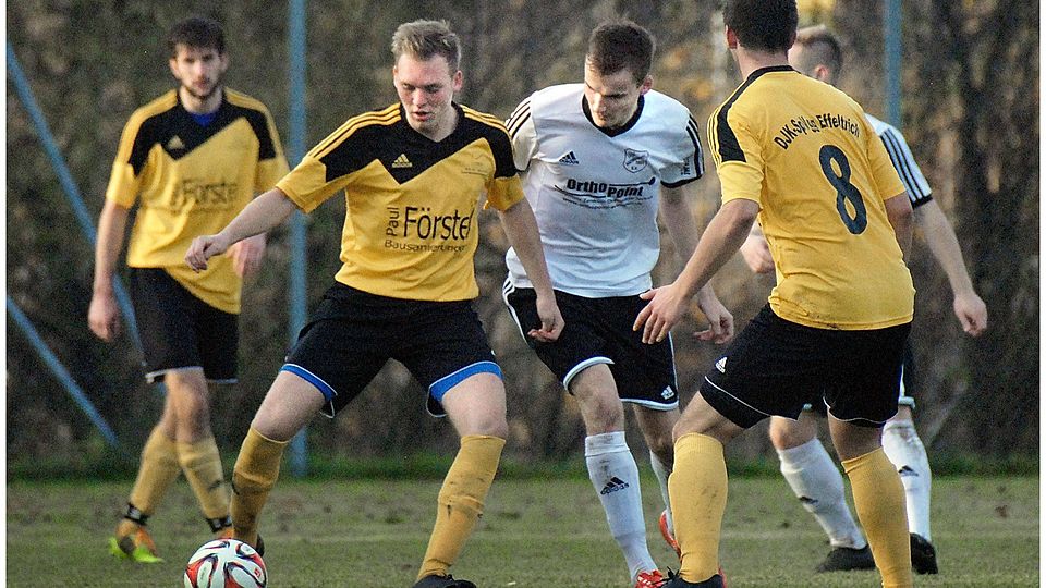 Die SpVgg Effeltrich (hier gegen Weingarts) bestreitet ihr erstes Match nach dem Trainerwechsel in Leinburg. Foto: Harald Hofmann