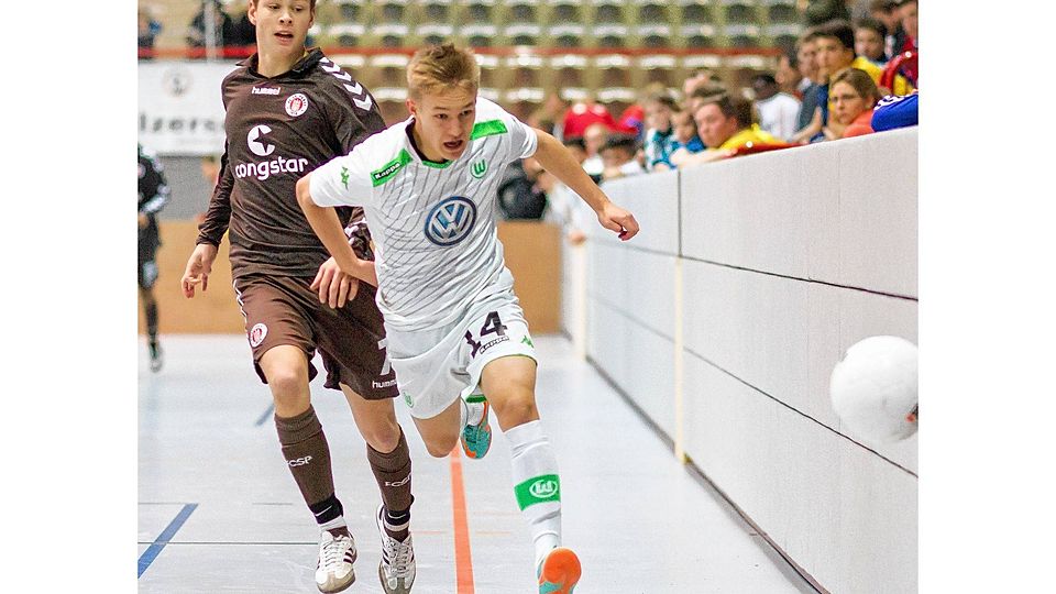 Jugendfußball der Extraklasse  ist in Flensburg vom 15 bis 17. Januar zu sehen. Schon im Vorjahr  zeigten St. Paulis Julian Ulbricht (hinten)  und der Wolfsburger Nico Skowronek   die hohe Kunst des Hallenfußballs. Foto: Dewanger*