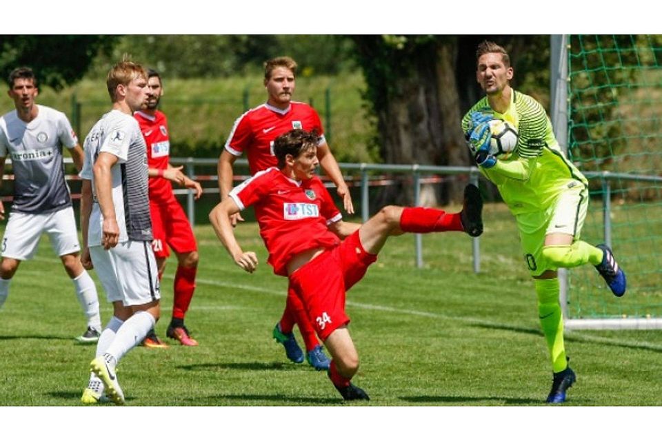 Einen Schritt zu spät: Elversbergs Keeper Frank Lehmann (r.) schnappt sich den Ball vor Wormatias Innenverteidiger Henrik Nagel. 	Foto: Waidner