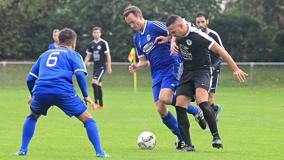 Über den Kampf zum Erfolg finden: Neuhausens Lamar Gotel (rechts)streitet sich mit dem Guntersblumer Michael Hornischer um den Ball.	Foto: hbz/Bahr