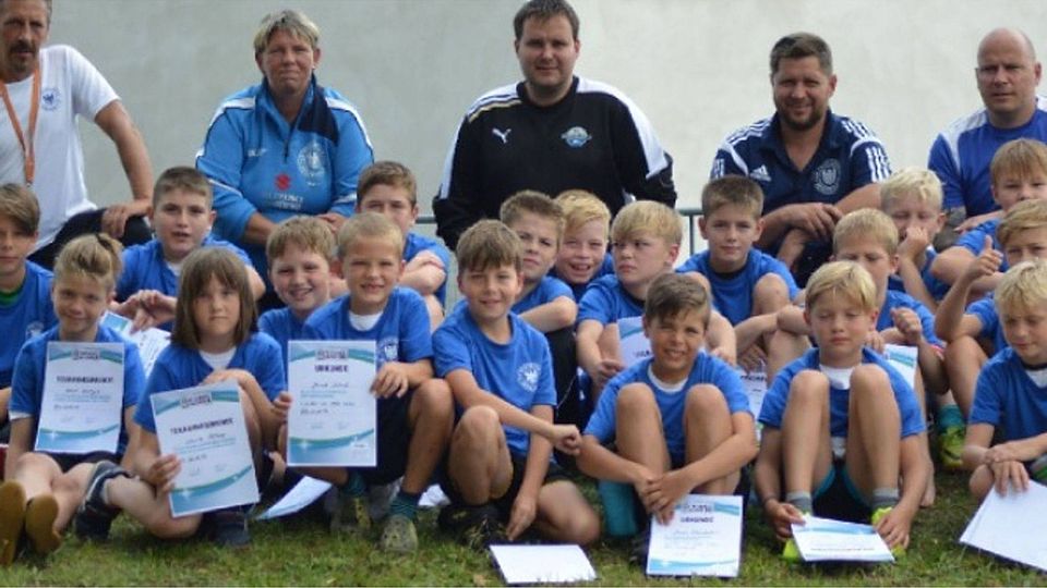 Stolz auf die Urkunden: Die Jungs und Mädchen aus Mannschaften von F- bis D-Junioren des SV Preußen Beeskow freuen sich zusammen mit ihren Übungsleitern über das bestandene Fußball-Abzeichen des DFB.   ©SV Preußen Beeskow