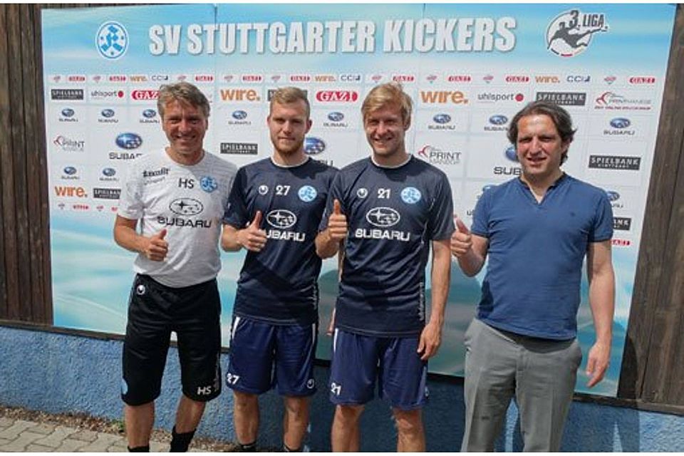 Fabian Baumgärtel (zweiter von links) und Marc Stein bleiben den Kickers auch in der nächsten Saison erhalten. Sportdirektor Michael Zeyer und Trainer Horst Steffen (links) sind zufrieden. Stuttgarter Kickers
