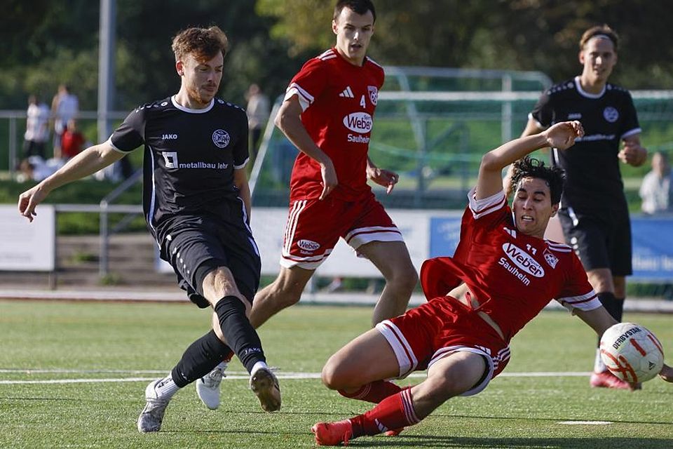 Finthens Patrick Hochhaus (links) schließt vor Nieder-Olms Marc Kartono Ortiz ab.	Foto: Torsten Zimmermann