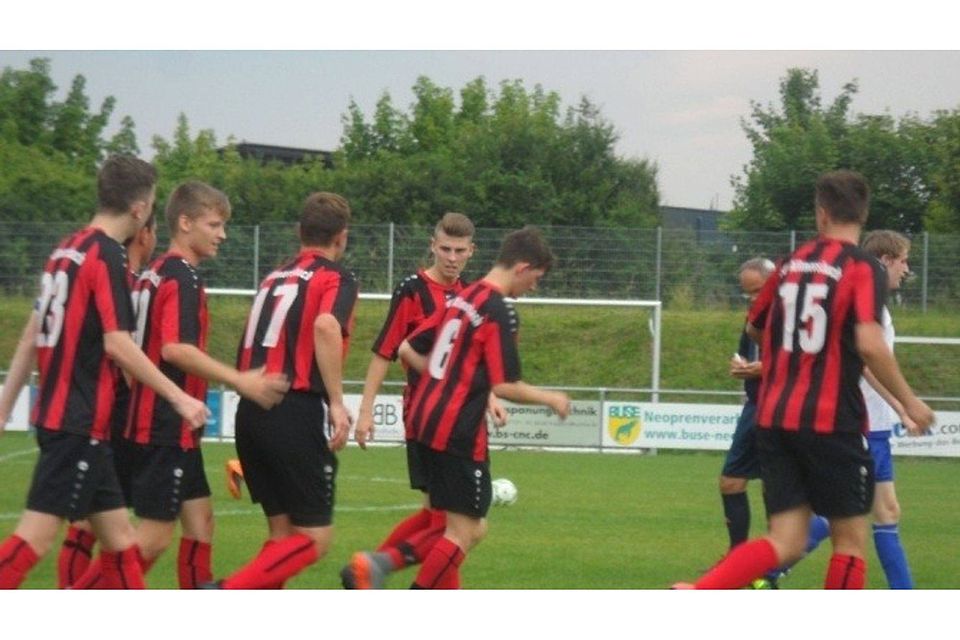 Die A-Junioren des SV Allmersbach (rote Trikots) fertigten im Derby den SV Unterweissach mit 7:0 ab. F: Babic