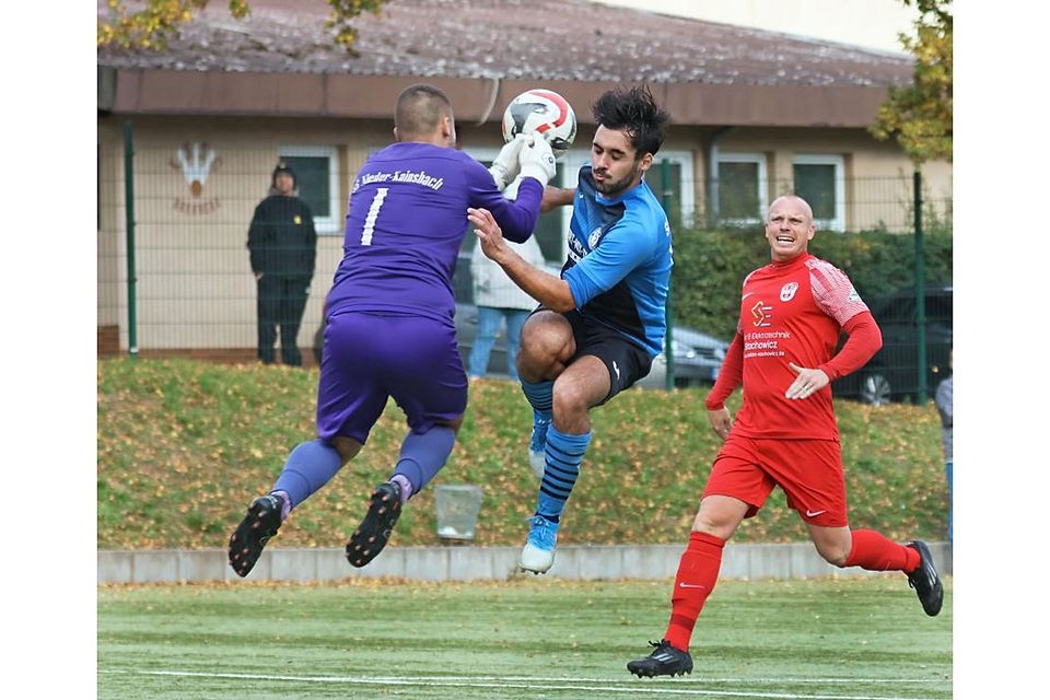 Entschlossen: Nieder-Kainsbachs Torwart Nico Müller (links) faustet vor Sandbachs Luca Wirth den Ball weg. Foto: Herbert Krämer Entschlossen: Nieder-Kainsbachs Torwart Nico Müller (links) faustet vor Sandbachs Luca Wirth den Ball weg. Foto: Herbert Krämer