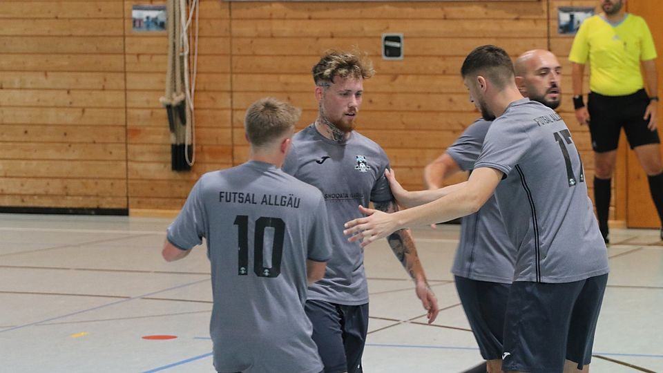 Can Balcioglu (2.v.l.) ist nach seiner Sperre von einem Match gegen AFG Bergstraße wieder spielberechtigt.