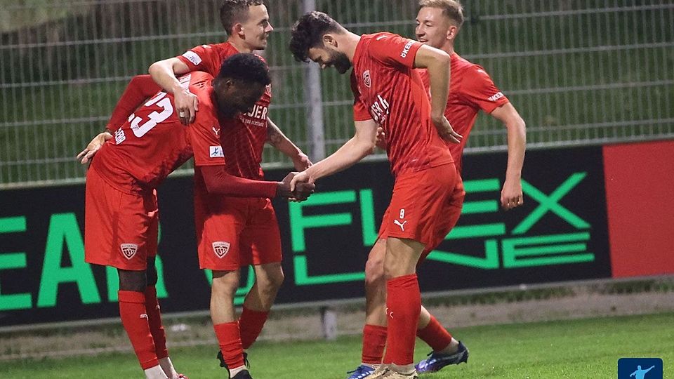 Gratulation! Der TSV Buchbach um Daniel Muteba (li.) spielt bislag eine außergewöhnliche Saison.