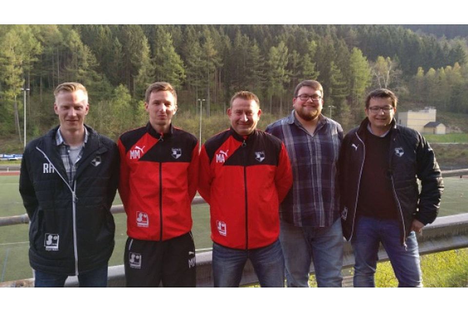 Fußball-Abteilungsleiter Markus Acker (Mitte) freut sich, mit Sven Reimann und Marius Mallasch sowie Felix Winkel und Thorsten Reeh (von links) die Trainerposten der 2. und 3. Mannschaft optimal besetzt zu haben. Foto: Verein