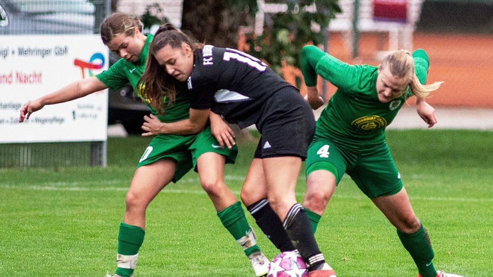 Eine umkämpfte Partie sahen die Zuschauer in Forstern. In dieser Szene wollen Julia Engstler (l.) und Julia Ruckdeschl (r.) Gästespielerin Michelle Philipp den Ball abluchsen.