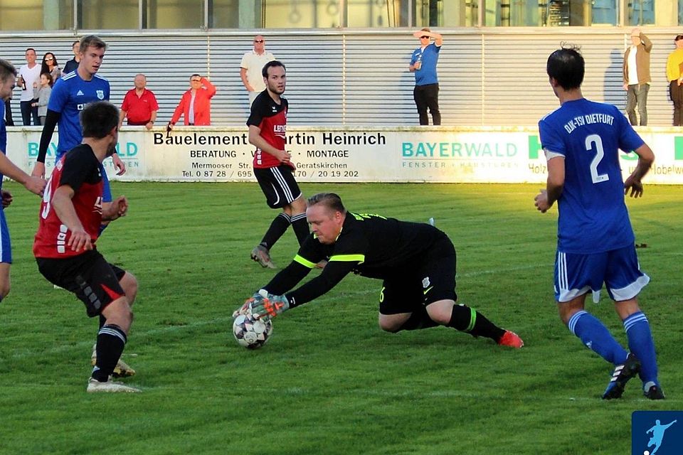 Schluss in Dietfurt: Burmberger (am Ball) wird Trainer bei Pfarrkirchen II.
