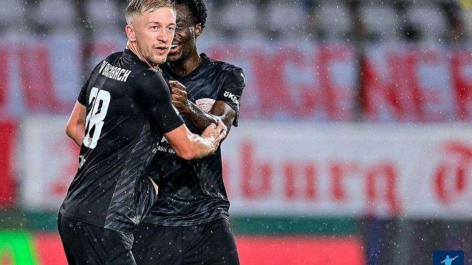 Tobias Sztaf (vorne, mit Teamkollege Daniel Muteba) bleibt den Buchbachern bis Sommer 2028 erhalten.