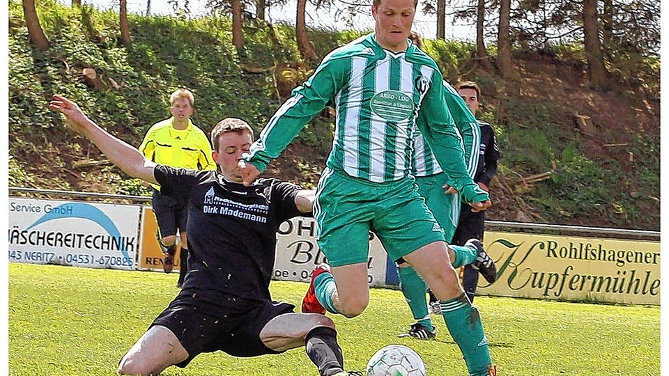 Pölitz' Tim Karczewski (li.) klärt gegen Witzhaves Mirko Wanckel. Foto: un