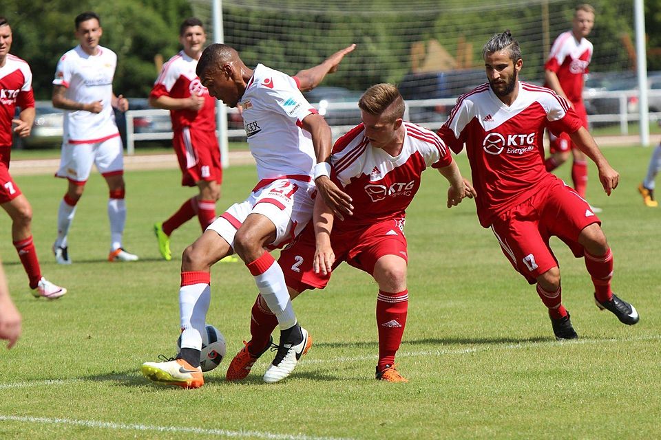 Beton bleibt Beton: Union Berlin - hier mit Colin Quaner - hatte es gegen Matthias Reichelt und die Seelower Abwehr im Test nicht einfach. Foto: Thomas Sabin