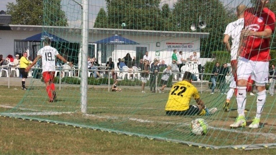 Und wieder ist er drin: Beim 1:7 in Holsen kamen die Hövelhofer um Torwart Dominik Meyer (sitzen) und Verteidiger Michael Mantasl so richtig unter die Räder. Eine interne Aussprache soll nun Besserung bringen. F: Nico Ebmeier