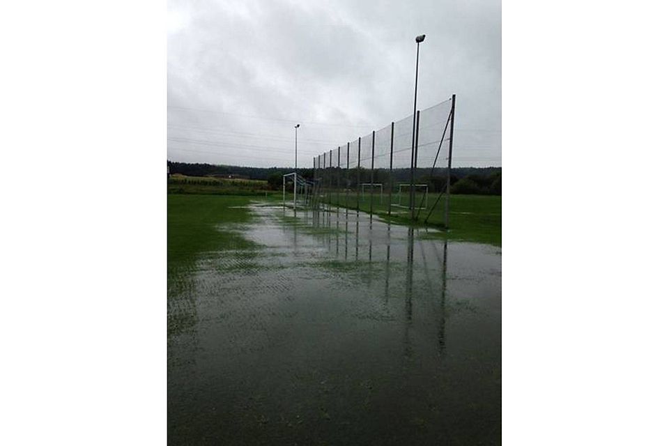 Fußball nur schwer möglich: der B-Platz des SC 04 Schwabach am Freitagmittag. Foto: privat