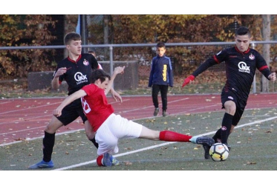 Moritz Hänel von den B-Junioren des TV 1817 Mainz (Mitte) versucht, seinem Gegenspieler vom 1. FC Kaiserslautern II den Ball abzuknöpfen. Es half nichts, die Mainzer verloren 1:3. Foto: Sven-Michael Giese Moritz Hänel von den B-Junioren des TV 1817 Mainz (Mitte) versucht, seinem Gegenspieler vom 1. FC Kaiserslautern II den Ball abzuknöpfen. Es half nichts, die Mainzer verloren 1:3. Foto: Sven-Michael Giese