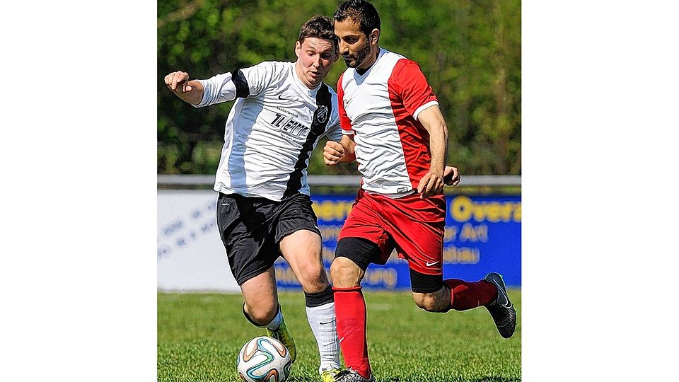 Der Wasbeker Pasqual Rüdiger (li.) macht Gökhan Karagül (Türkspor) den Ball streitig. Foto: Sell